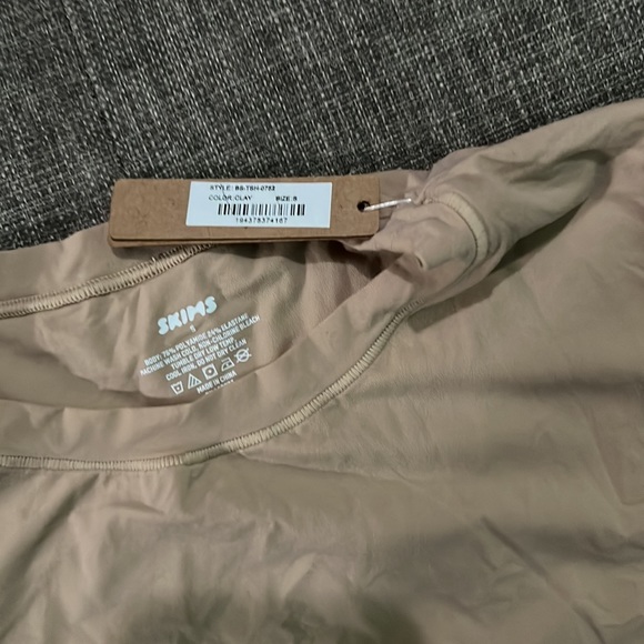 Skims Fits Everybody T-Shirt Bodysuit - Picture 4 of 4